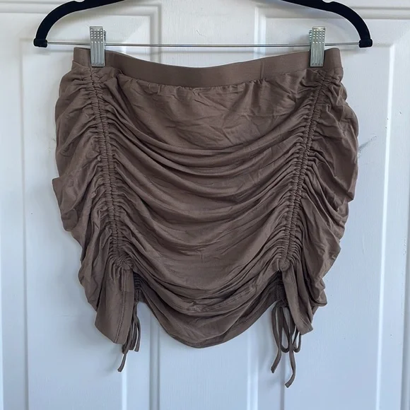 Ruched Urban Outfitters skirt - Picture 3 of 3